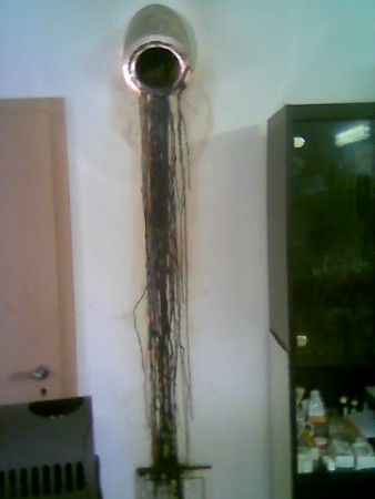  dehtování komínu u jeho sopouchu v důsledku neodborné montáže komínového tělesa