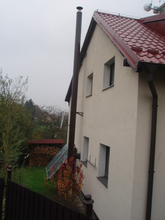  vícevrstvý fasádní kovový komín pro teplovodní krbová kamna